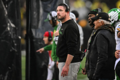 Iowa football fans throw debris at Oregon players after Ducks taunt crowd
