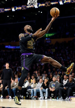 How many points did LeBron James score? Lakers vs. Jazz stats