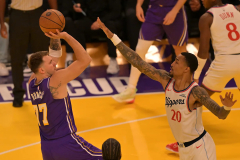 How many points has Luka Doncic scored tonight? Clippers-Lakers stats