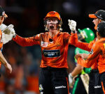 Beth Mooney powers Perth Scorchers into WBBL final with brilliant performance against Sydney Sixers