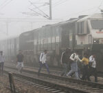 Delhi air quality remains ‘very poor’ with toxic smog disrupting flight, train services
