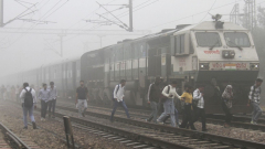 Delhi air quality remains ‘very poor’ with toxic smog disrupting flight, train services