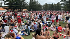 Backpackers still party at Sydney beaches weeks after terror attack